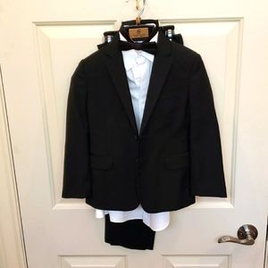 Boys Class Club Gold Label Size 6/7 Tuxedo w White Button-down and Black Bowtie